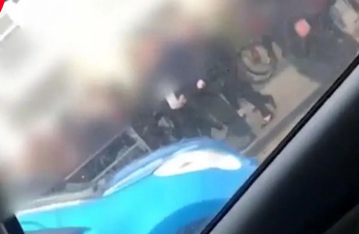 نزاع دسته جمعی دانش آموزان در خیابان! +فیلم