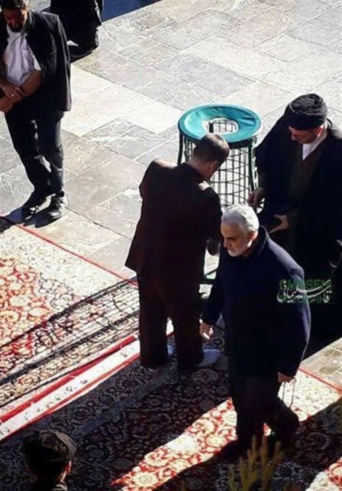حضور بدون تشریفات سردار قاسم سلیمانی در بارگاه منور رضوی+ عکس