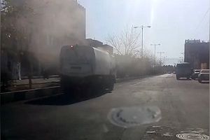 نظافت عجیب خودرو شهرداری در کاشان! + فیلم