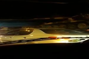برخورد تانک با پل عابر پیاده اقارب پرست در اصفهان +فیلم