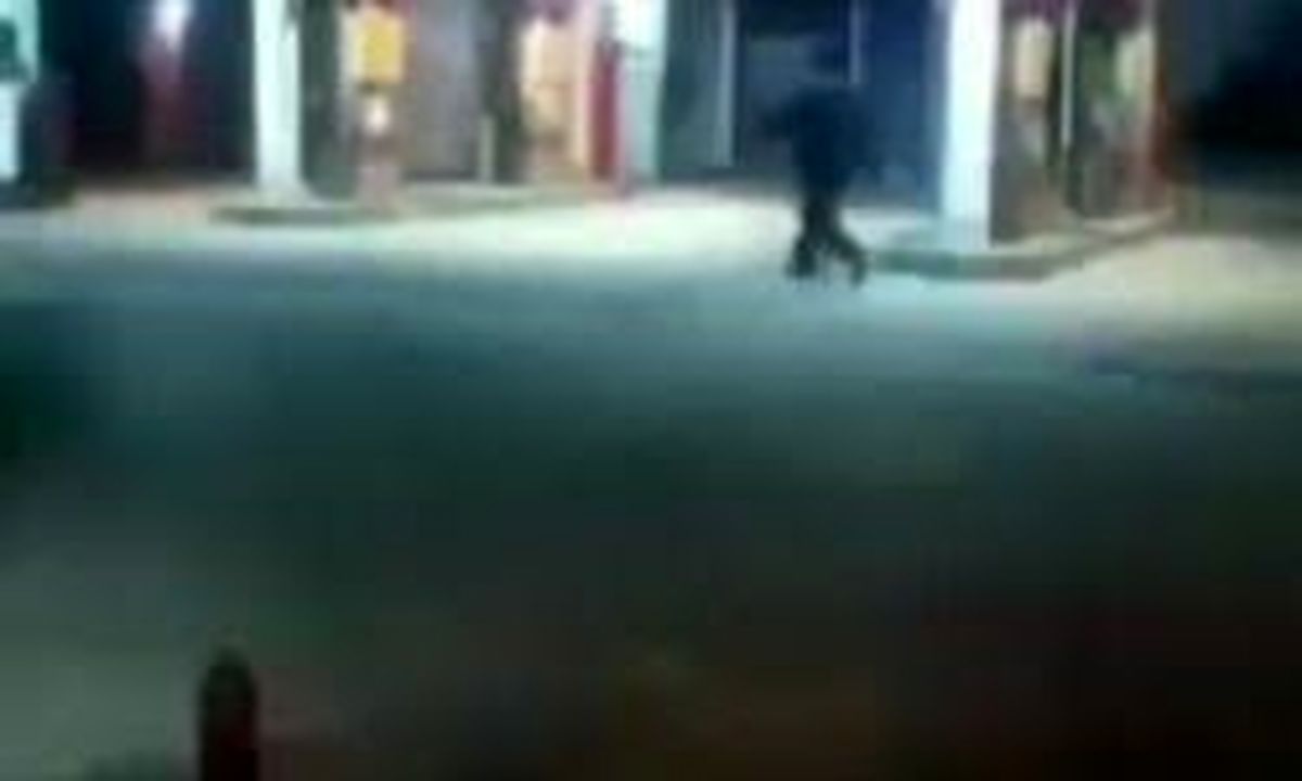 لحظه شلیک گلوله به پای عامل انتحاری قلابی در لنگرود