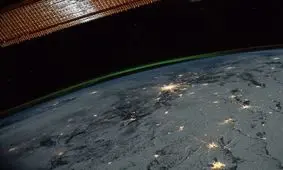 زمین و شفق قطبی در یک قاب