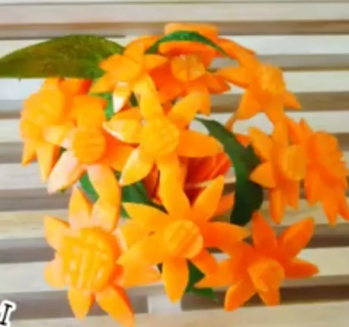 سفره آرایی گل هایی زیبا با هویج