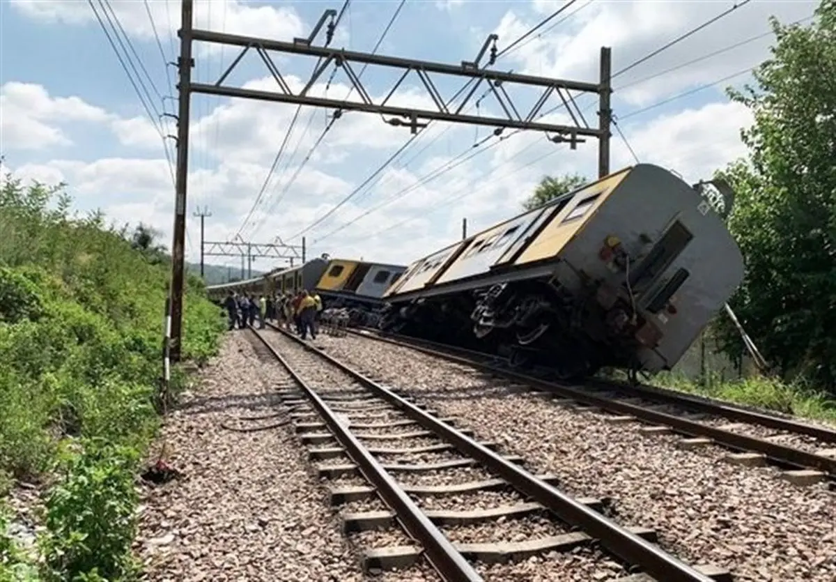 اعتراض مسافران نسبت به عدم فروش بلیت در ایستگاه راه‌آهن بندر امام