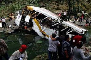 ۴۰ کشته و زخمی در حادثه سقوط اتوبوس در پرو