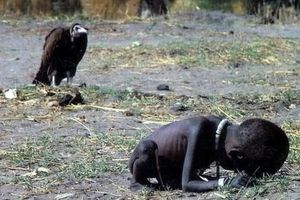 «لاشخور و دختر قحطی‌زده»؛ ماجرای یکی از تکان‌دهنده‌ترین عکس‌های تاریخ 