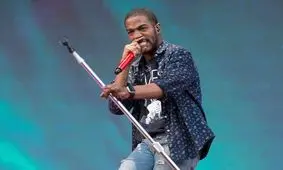 خواننده مشهور مرد، لباس عروس به تن کرد/ عکس