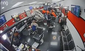 ورود هولناک خودروی شاسی بلند به یک آرایشگاه/ ویدئو