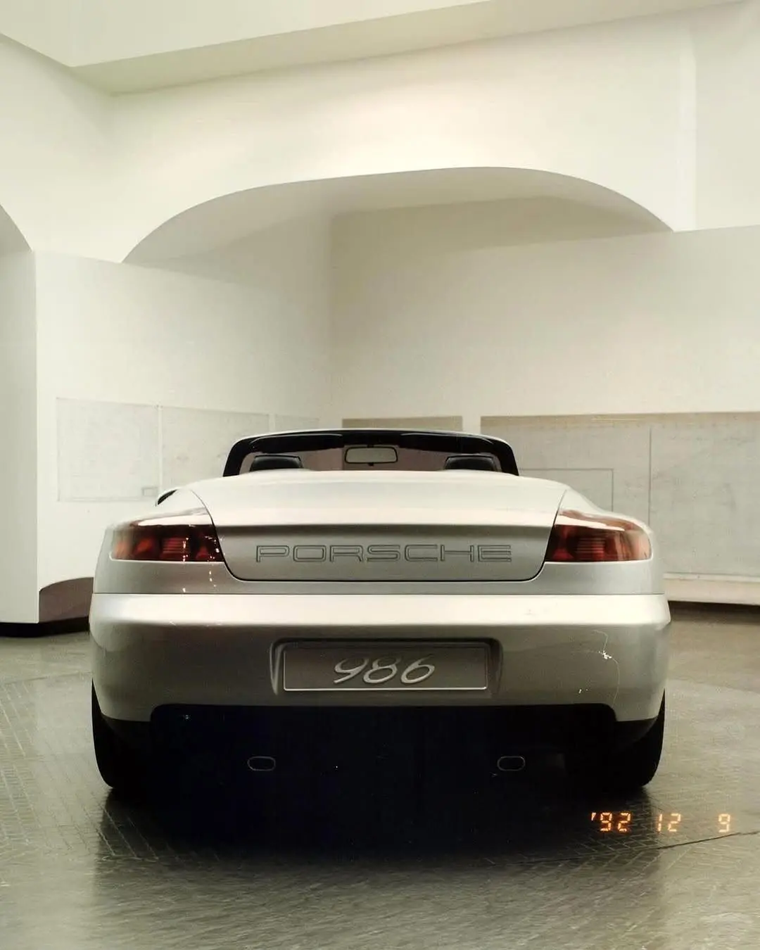 تصویری از طرح‌های پیشنهادی شرکت طراحی برتونه برای خودروهای اسپرت پورشه ۹۱۱ (کد ۹۹۶) و پورشه باکستر (کد ۹۸۶) مربوط به سال ۱۹۹۲؛ این طرح‌ها نمایانگر تلاش پورشه برای صرفه‌جویی در هزینه‌ها از طریق اشتراک‌گذاری قطعات بین دو مدل در دوران بحران مالی هستند.