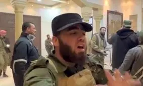 شورشیان در کاخ استانداری حماه خطاب به بشار اسد: بزودی به دمشق می‌رسیم/ ویدئو