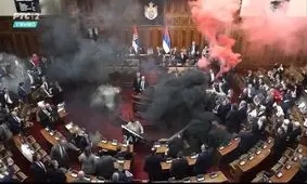 پرتاب مواد دودزا و اشک‌آور در پارلمان صربستان؛ قانونگذار صرب سکته مغزی کرد/ ویدئو

