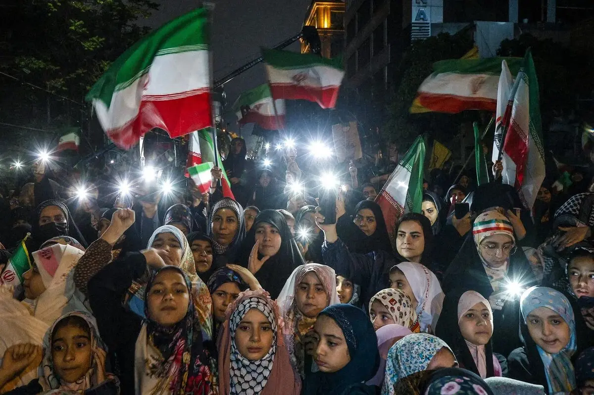 پیشنهاد دستمزد 2 میلیونی برای حضور در تجمعات شبانه به کارمندان شبکه من‌ و تو/ عکس


