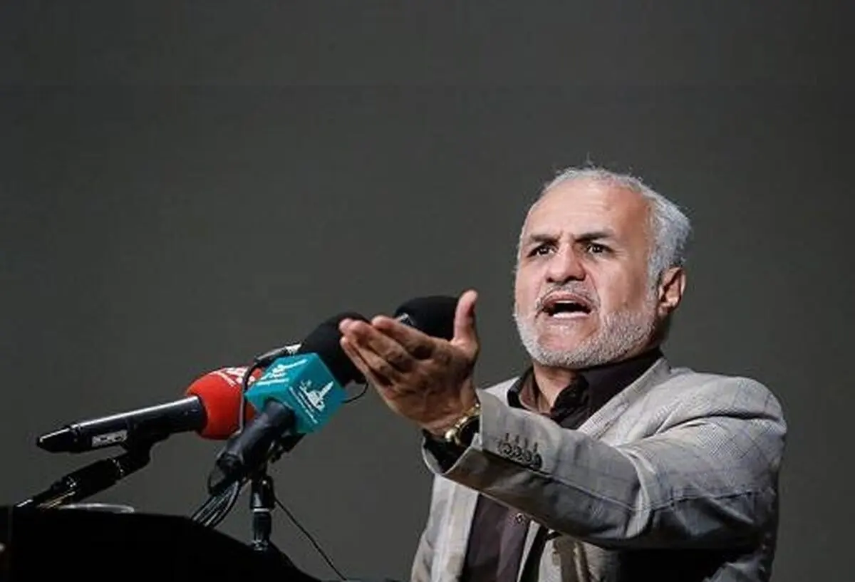 اهانت‌های یک تئوریسین خودخوانده، یک روز بعد از سخنان رهبری در مورد جلوگیری از اظهارات ضدوحدت در سالگرد پیروزی انقلاب/ حسن عباسی: لاریجانی، روحانی، ظریف و مطهری؛ برید به جهنم / روزی که مسئولیت شما تمام شود، مردم به روی شما «تف» می اندازند