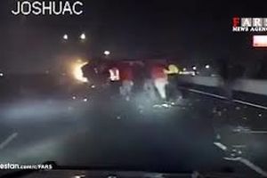 لحظه نجات راننده خودروی آتش گرفته +فیلم