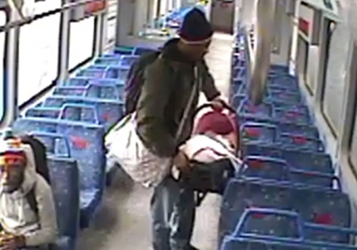 سیگاری کشیدن پدر کارد دست کودک خردسال داد+ فیلم