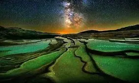 جلوه چشم نواز کهکشان راه شیری بر فراز چشمه‌های پلکانی باداب سورت در شهرستان ساری