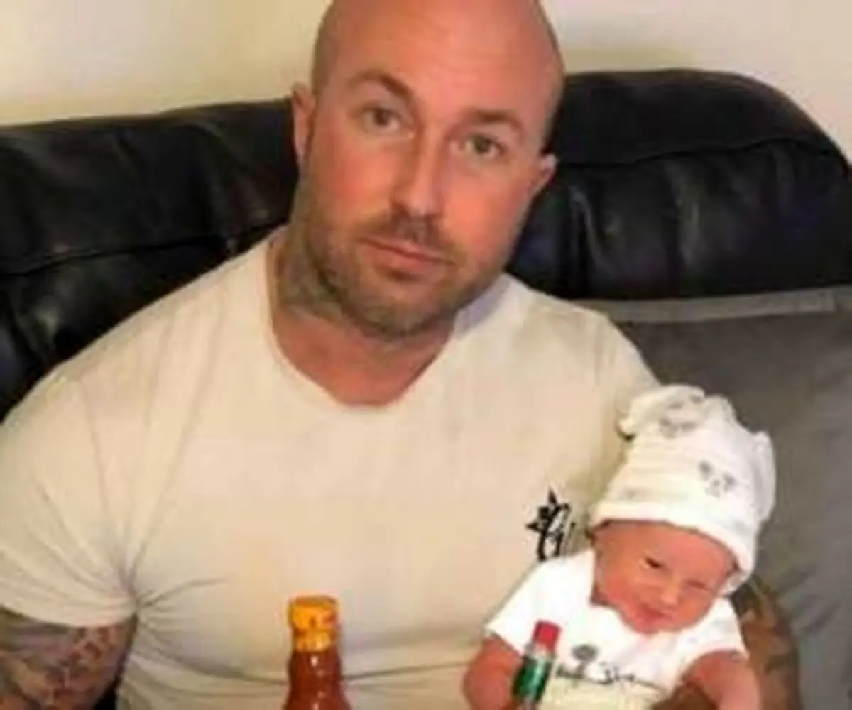 شوخی دردرسرساز پدر با نوزاد 5 روزه اش ! + عکس