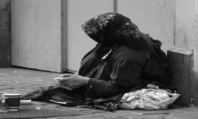 لو رفتن پیرزن میلیونر در حال گدایی کردن + عکس