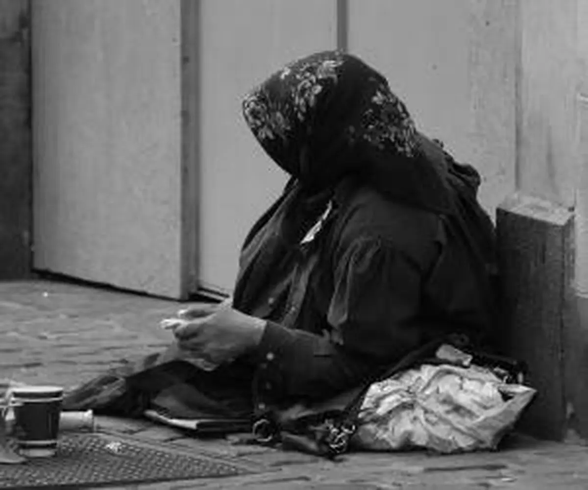 لو رفتن پیرزن میلیونر در حال گدایی کردن + عکس