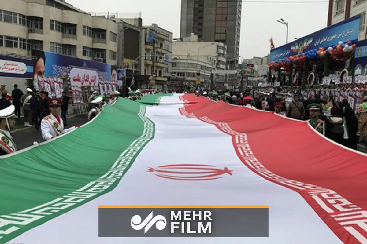 بارش باران هم اکنون در راهپیمایی ۲۲ بهمن تهران