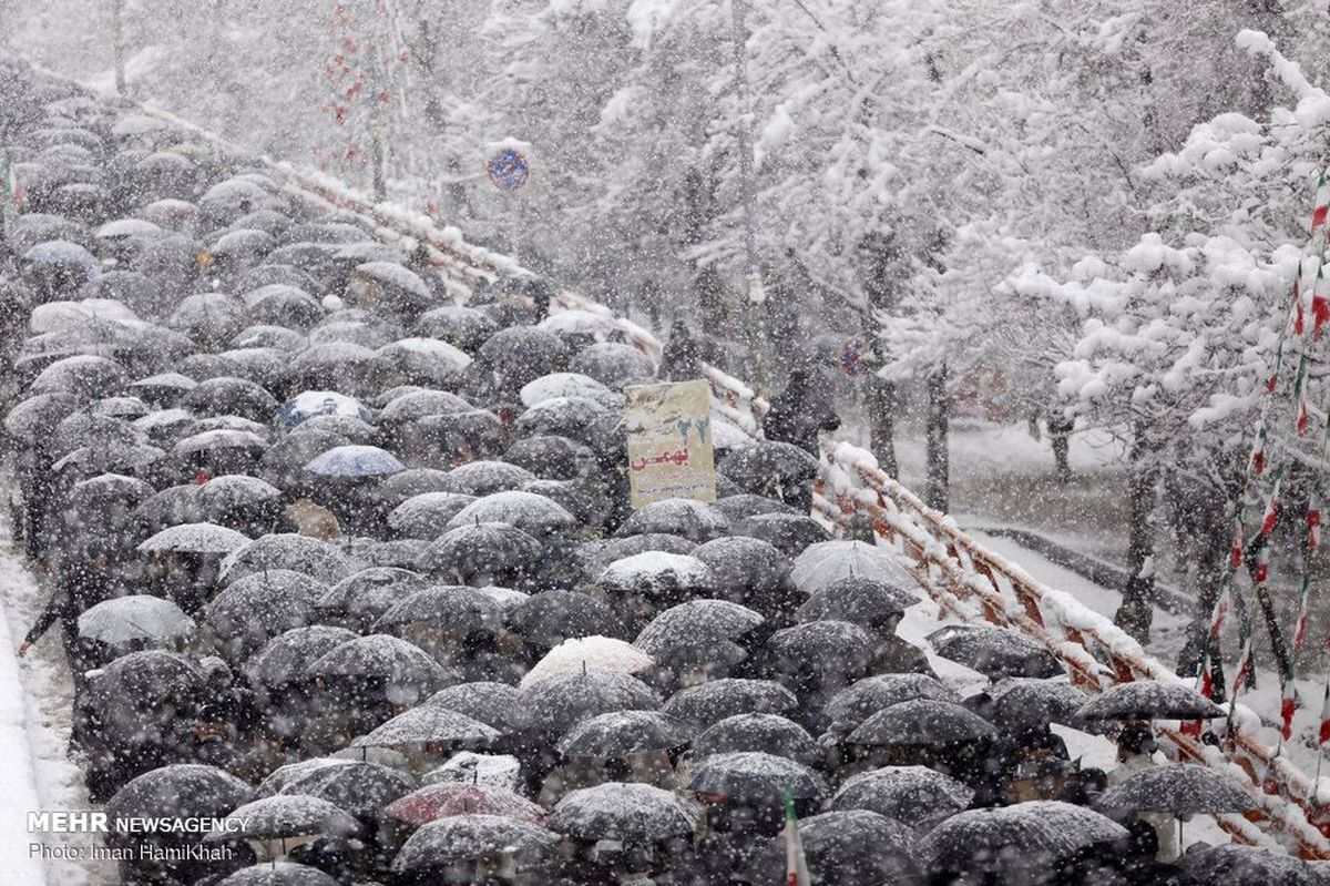 حضور پرشور مردم همدان در راهپیمایی ۲۲ بهمن زیر بارش شدید برف