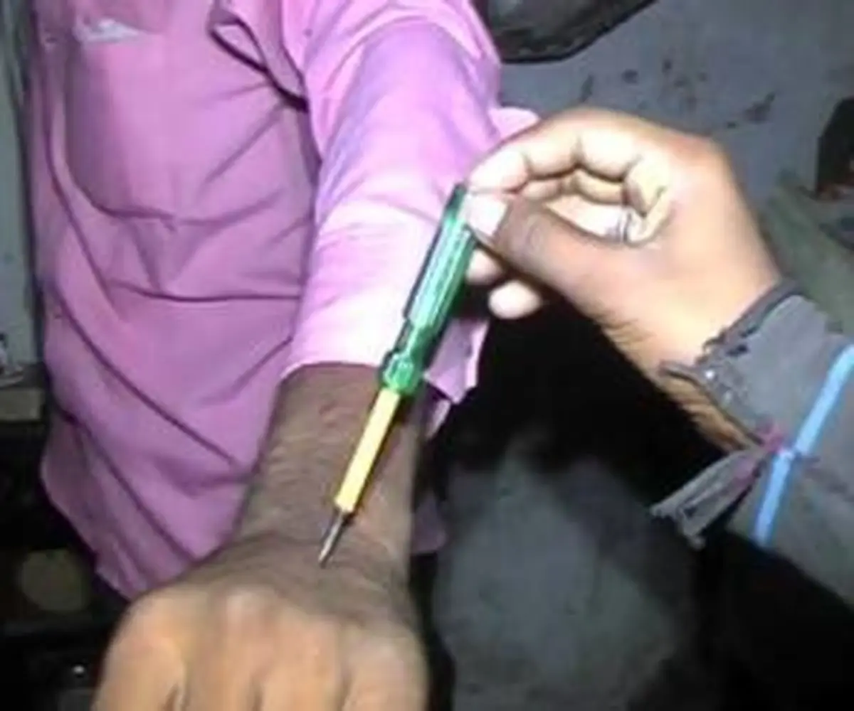 مردی که برق او را نمیگیرد + تصاویر