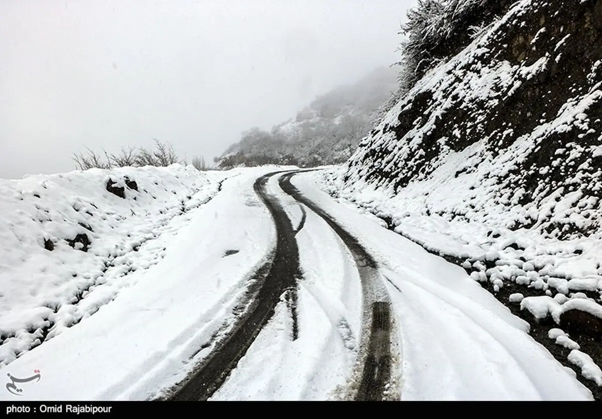 بارش برف در ۶ محور استان فارس