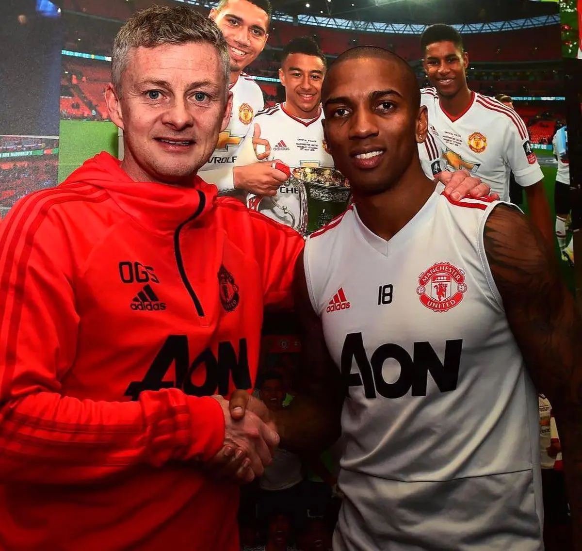 رسمی؛ تمدید قرارداد اشلی یانگ با یونایتد