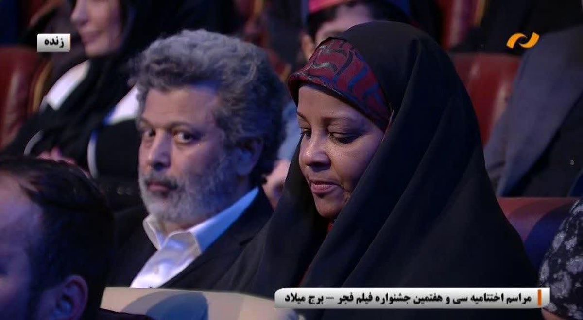 تشویق «مرضیه هاشمی» توسط حاضرین در اختتامیه جشنواره فجر