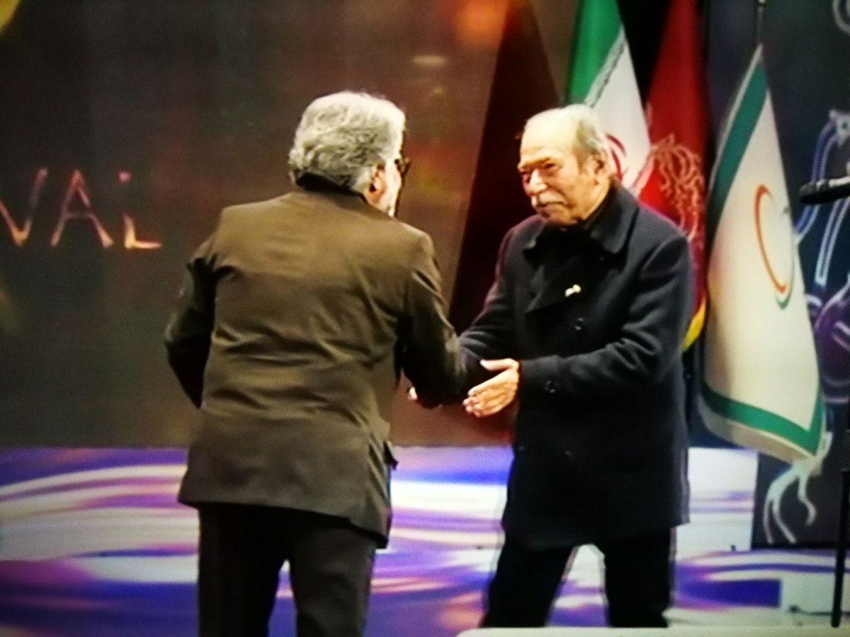 سیمرغ بلورین بهترین بازیگر نقش مکمل مرد به علی نصیریان برای فیلم «مسخره باز»