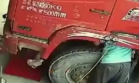 آسیب دیدن تعمیرکار پس از انفجار وحشتناک تایر کامیون + فیلم