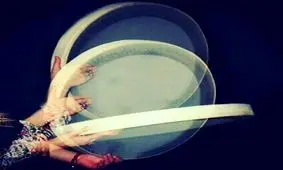 «یا قفل در وا می کنی یا تا سحر در می زنم»