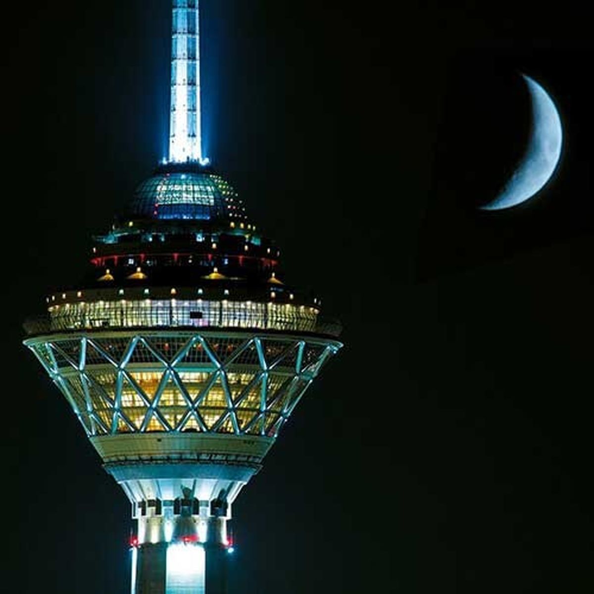 شایعهها و واقعیتها درباره ترک برداشتن برج میلاد