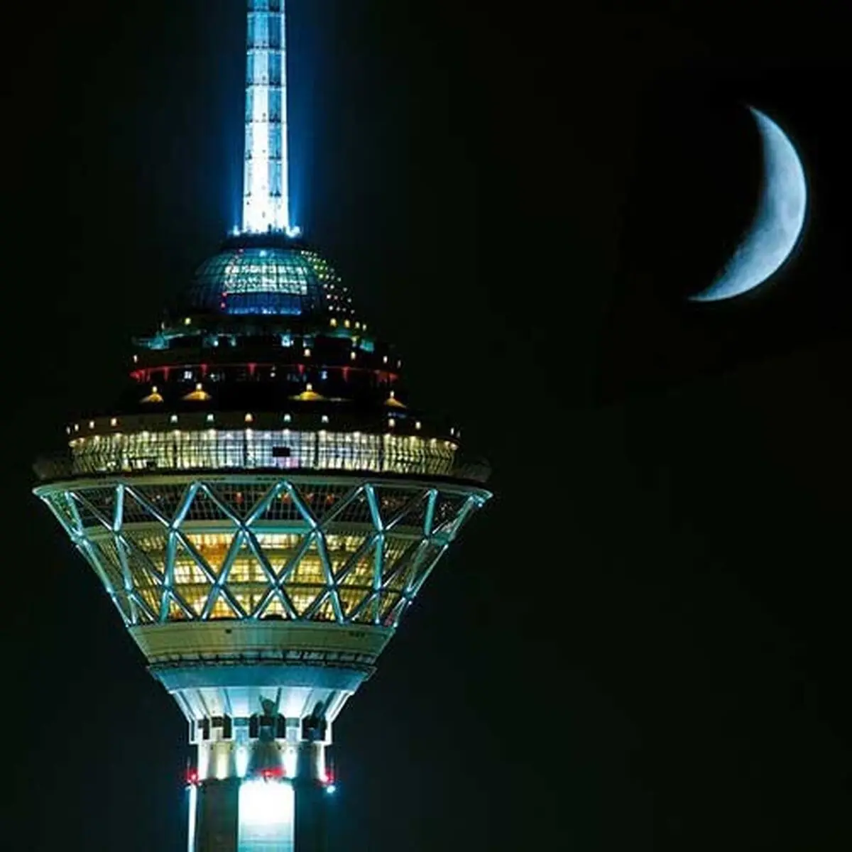 شایعه‌ها و واقعیتها درباره ترک برداشتن برج میلاد