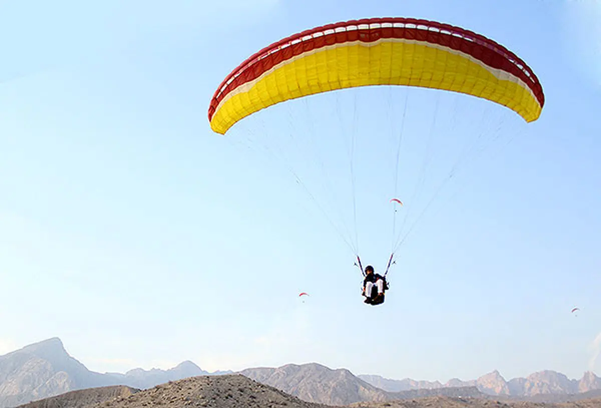 سقوط زن پاراگلایدر سوار در ساحل تنگستان