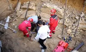 نجات دو کارگر از زیر آوار در بندرعباس