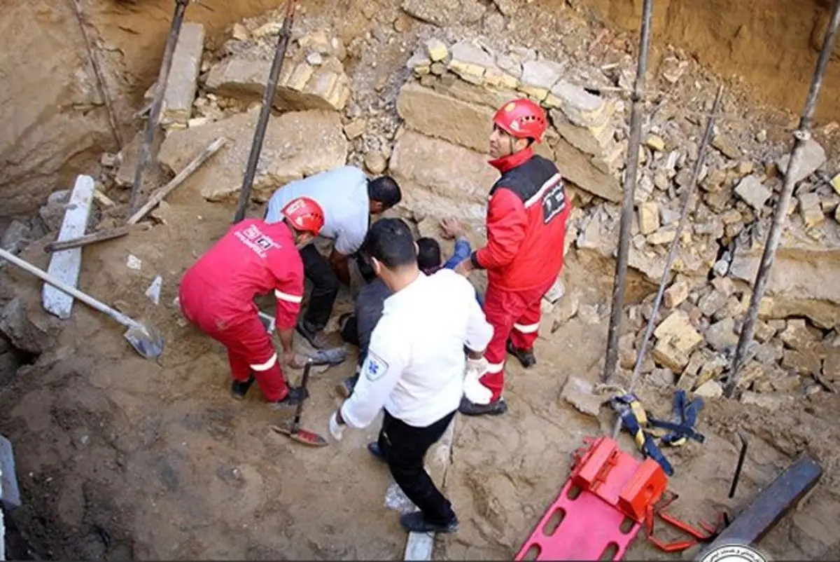 نجات دو کارگر از زیر آوار در بندرعباس