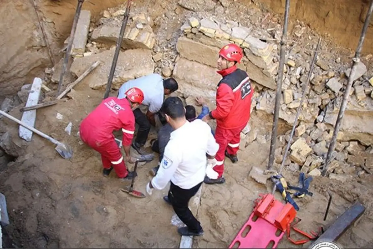نجات دو کارگر از زیر آوار در بندرعباس