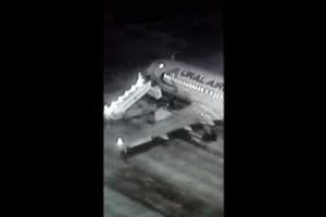 لحظه سقوط خونین مسافران از پلکان هواپیما در فرودگاه + فیلم