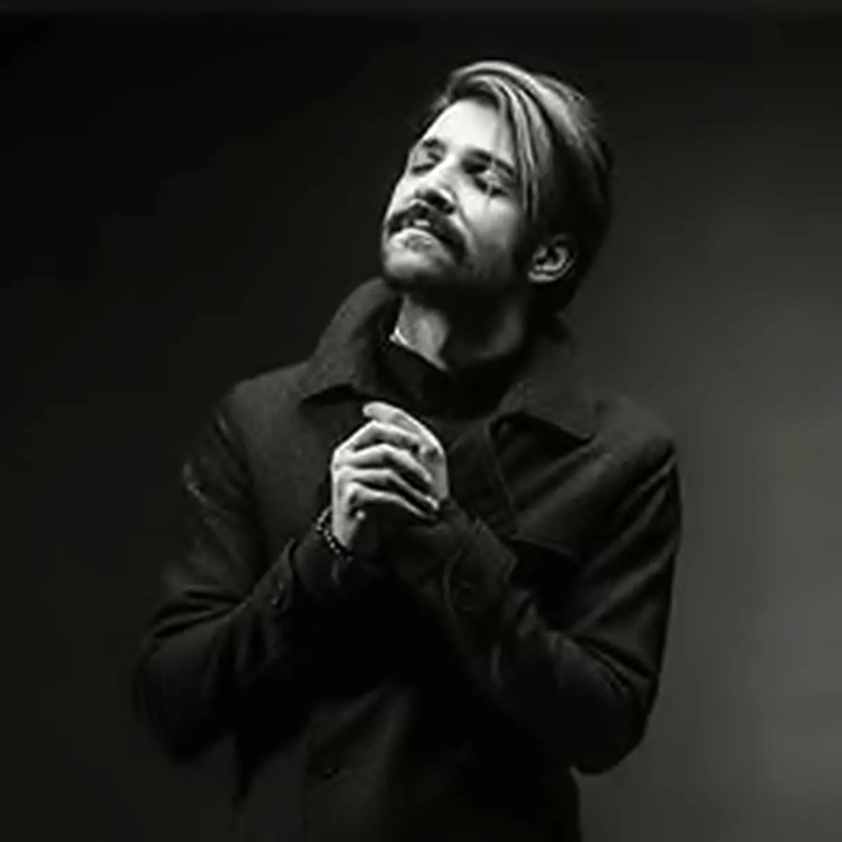 ترانه "از خون جوانان وطن لاله دمیده" با اجرای زنده حمید هیراد برای شهدای تروریستی زاهدان