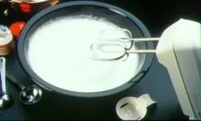 نکات کلیدی برای هم زدن سفیده تخم مرغ