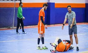 هندبال با چاشنی چاقوکشی و گاز اشک‌آور