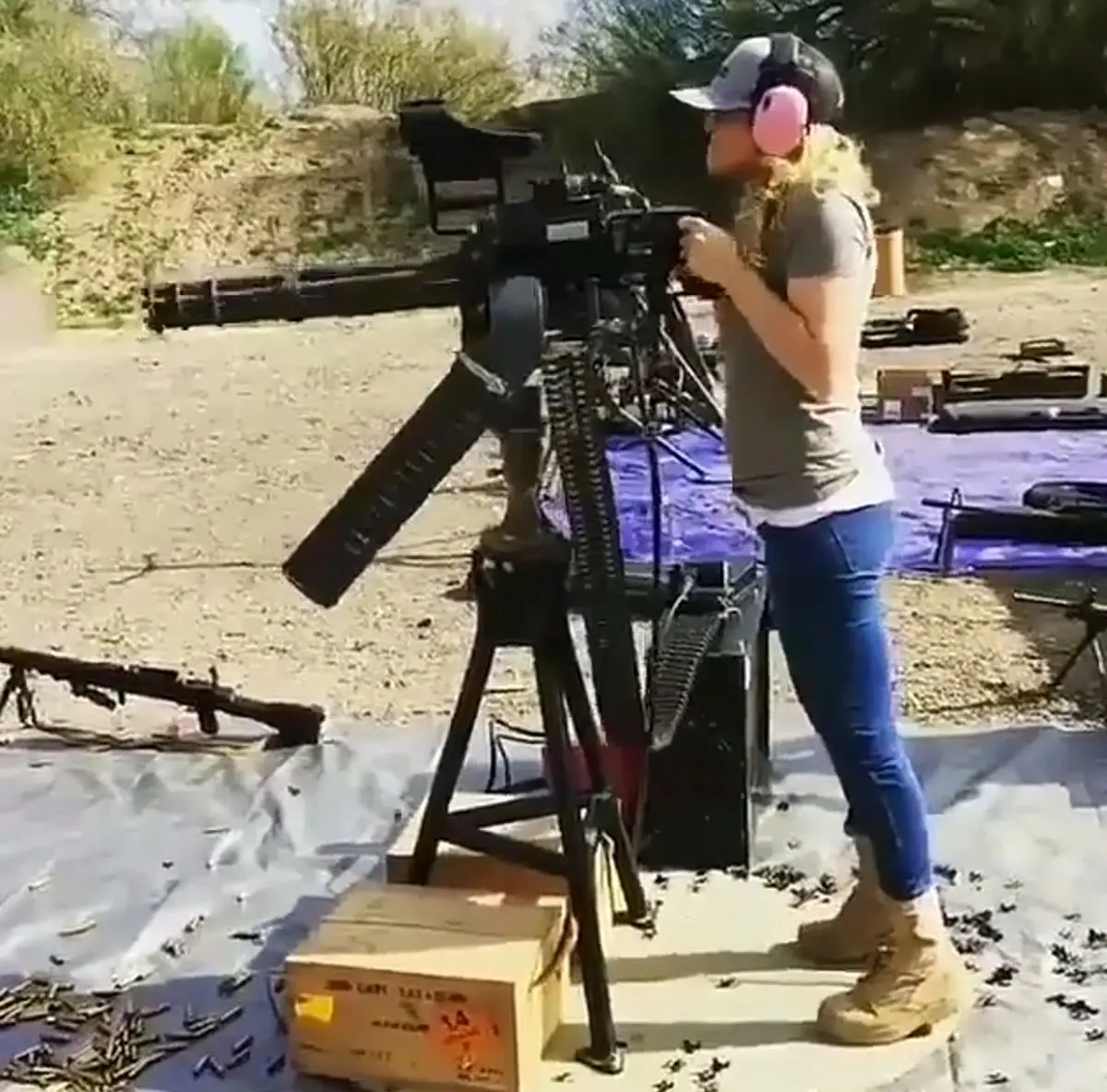 تیر اندازی با مینی گان