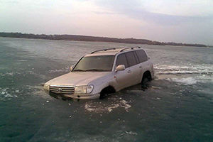 غرق شدن یک خودرو هنگام حرکت روی رودخانه یخ زده + فیلم