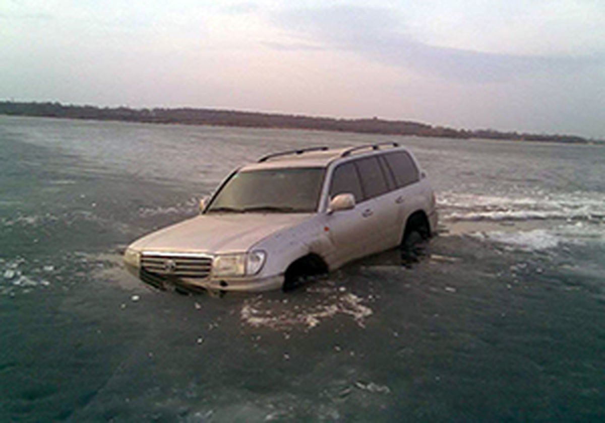غرق شدن یک خودرو هنگام حرکت روی رودخانه یخ زده + فیلم