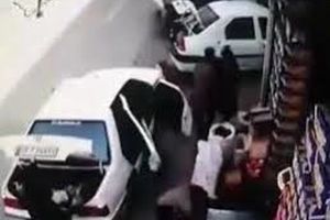 له شدن یک زن و مرد زیر خودرو با خطای کودک +فیلم