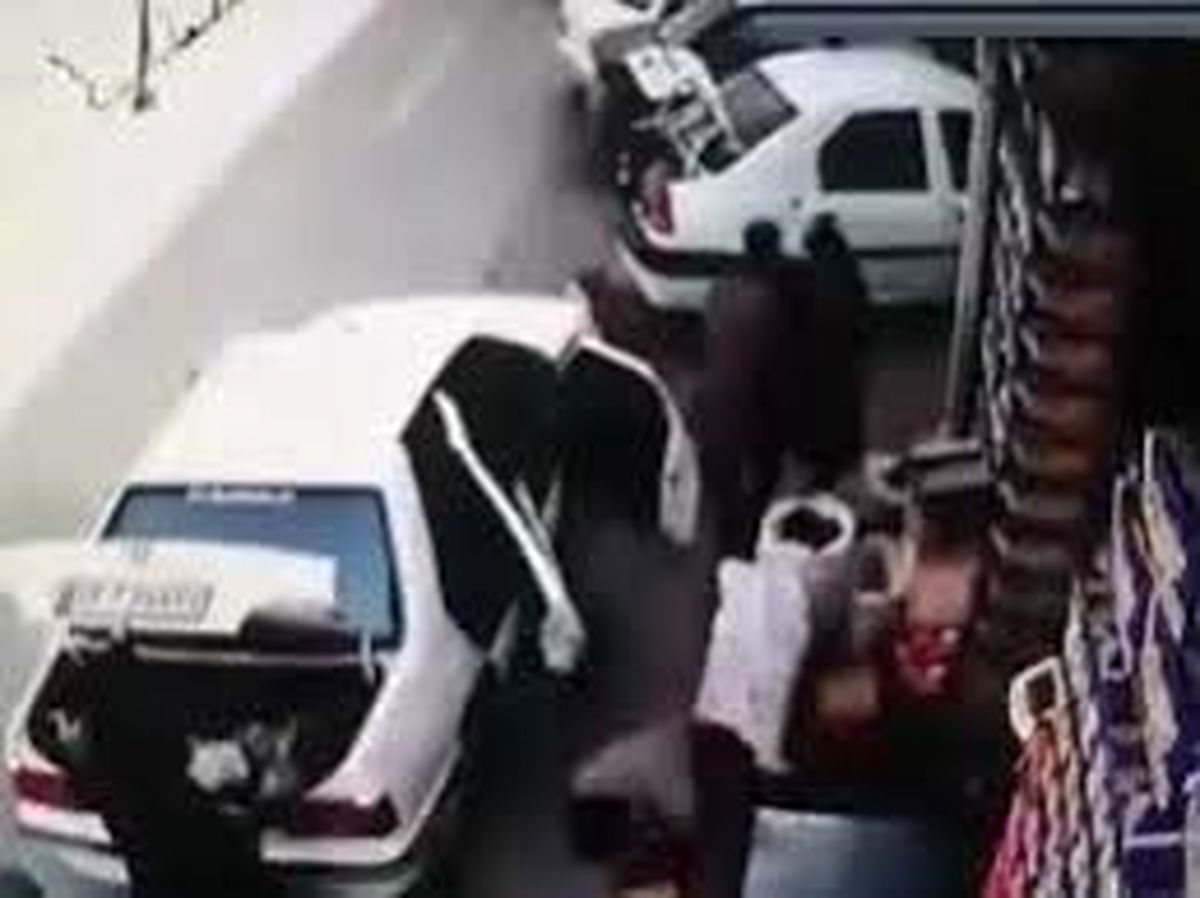 له شدن یک زن و مرد زیر خودرو با خطای کودک +فیلم