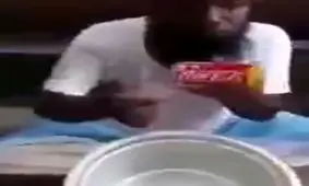 سم عقرب همه را می کشد و نوشابه عقرب را می کشه