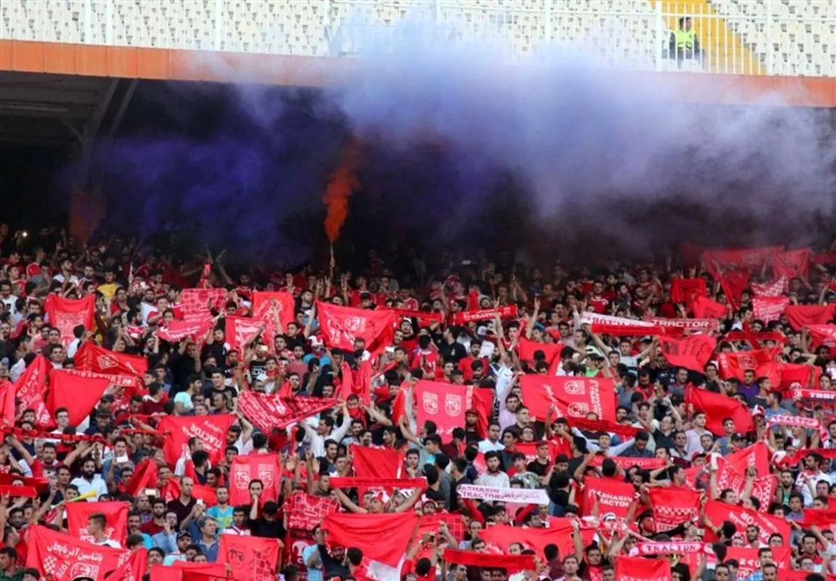 حضور بیش از ۵۰ هزار تماشاگر در ورزشگاه/ از بازار سیاه بلیت‌فروشی تا شعار علیه پرسپولیس