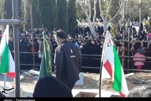 آماده‌سازی قبور شهدای مدافع وطن در گلستان شهدای اصفهان